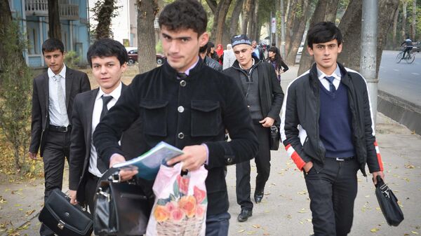 Студенты университета идут с занятий в Душанбе - Sputnik Таджикистан
