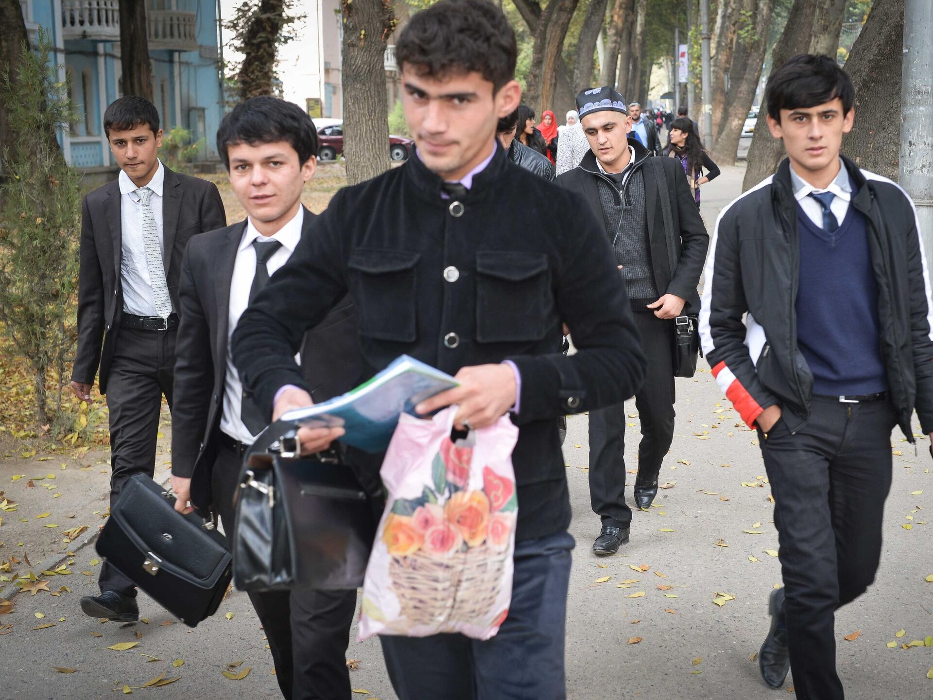Таджикский закон. Молодежь Таджикистана. Студенты Таджикистана. Душанбе люди. Таджики молодежь.