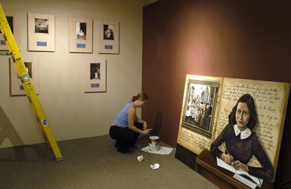 Выставка в Музее холокоста в Хьюстоне - &quot;Анна Франк: личный фотоальбом&quot;. - Sputnik Таджикистан