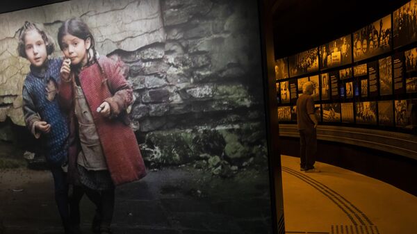 Фотографии из постоянной коллекции Мемориала жертв Холокоста демонстрируются в первый день открытия для публики в Рио-де-Жанейро, Бразилия - Sputnik Тоҷикистон