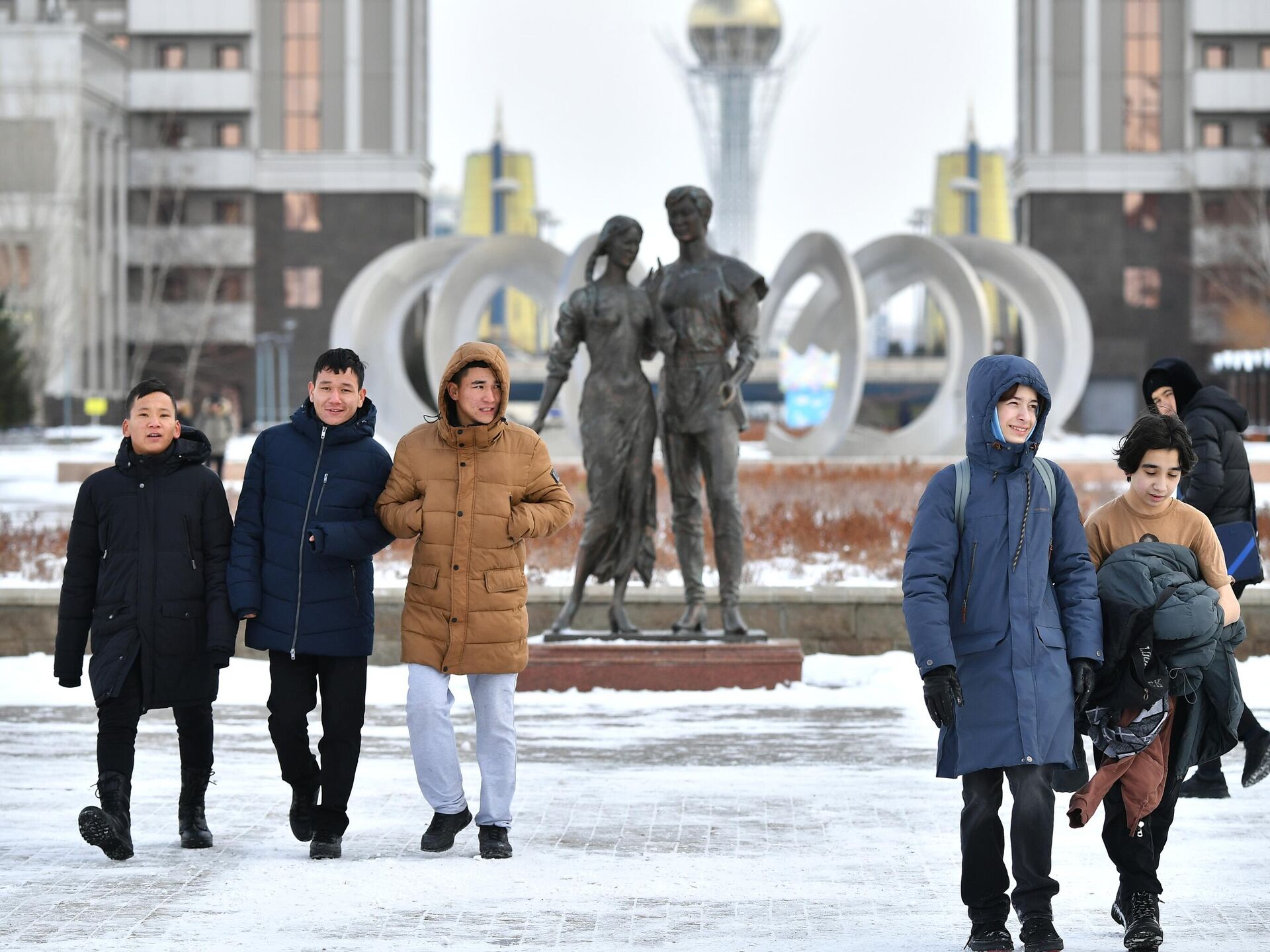 Сколько людей в астане. Жизнь в Астане. Астана люди. Казахстан миграция.