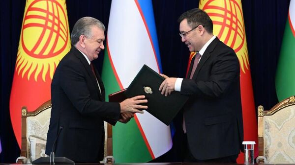 Президент Шавкат Мирзиёев и Президент Садыр Жапаров на церемонии подписания и обмена документами - Sputnik Таджикистан