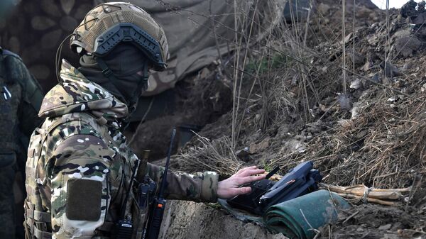 Работа бойцов на передовой в зоне спецоперации - Sputnik Таджикистан