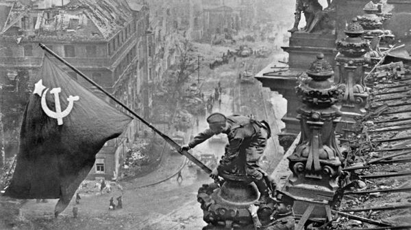Знамя Победы над Берлином, 1945 год - Sputnik Таджикистан