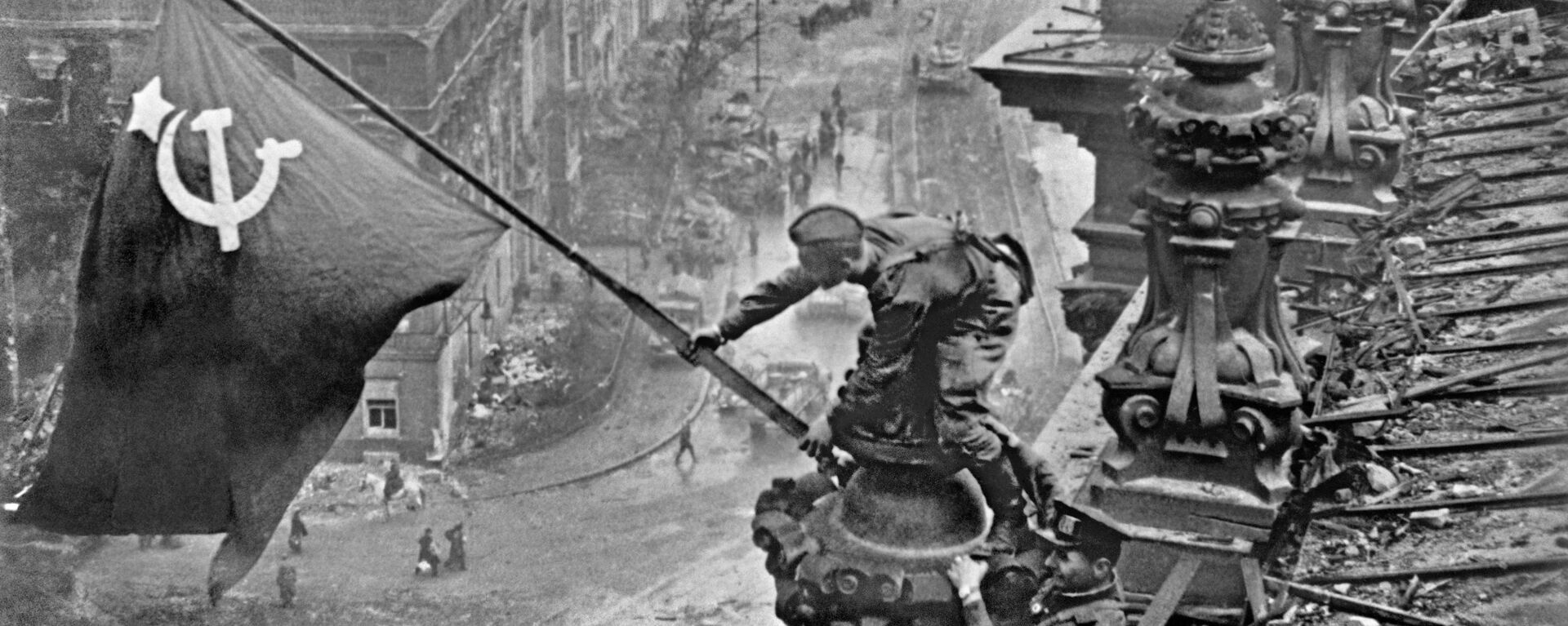 Знамя Победы над Берлином, 1945 год - Sputnik Таджикистан, 1920, 04.05.2025