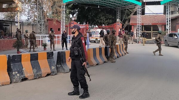 Пакистанские военные после теракта в мечети в Пешаваре - Sputnik Таджикистан