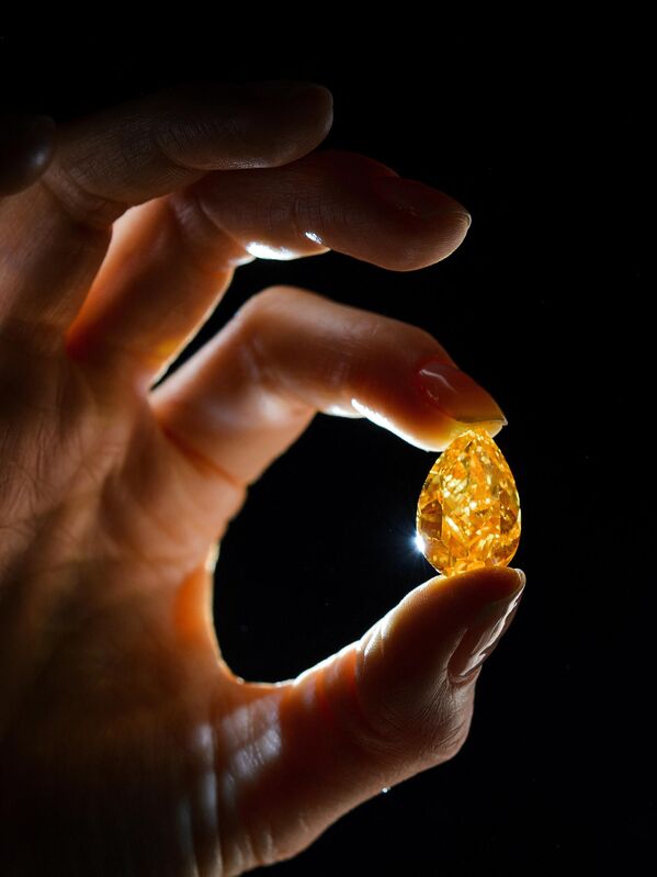 Самый большой из известных оранжевых бриллиантов, который так и называется - &quot;Оранжевый&quot;. Его цена на аукционах приближается к 20 млн долларов. - Sputnik Таджикистан