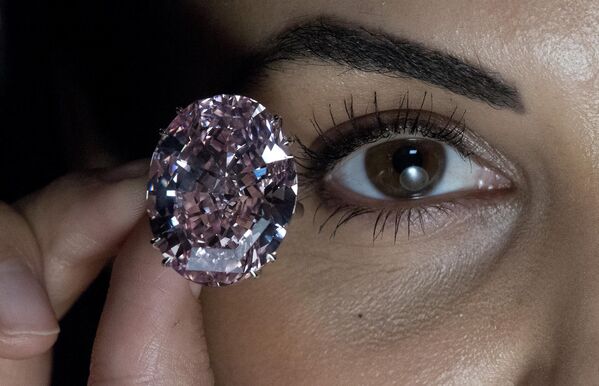 Розовый бриллиант весом около 60 карат. Считается, что это самый большой в мире камень класса &quot;внутренне безупречный фантазийно-яркий пурпурно-розовый&quot; - его стоимость приближается к 60 млн долларов. - Sputnik Таджикистан