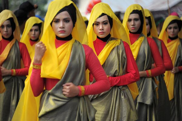 Ачехские женщины в ярких костюмах принимают участие в праздновании исламского Нового года в Банда-Ачех. - Sputnik Таджикистан