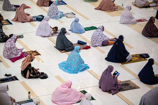 Мусульманки читают первую вечернюю молитву во время Рамадана в Малайзии, практикую социальное дистанцирование. - Sputnik Таджикистан