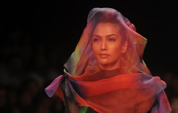 Модель демонстрирует хиджаб во время показа мод Next Generation. - Sputnik Таджикистан