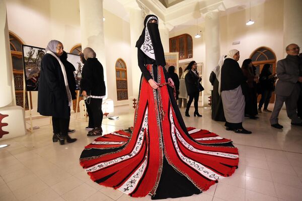 Модель демонстрирует платье кувейтского дизайнера Абдуллы Аль-Салеха под названием &quot;Альтафра&quot;. - Sputnik Таджикистан