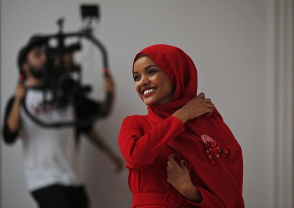Модель Халима Аден позирует в красном хиджабе для интернет-магазина Modanisa. - Sputnik Таджикистан