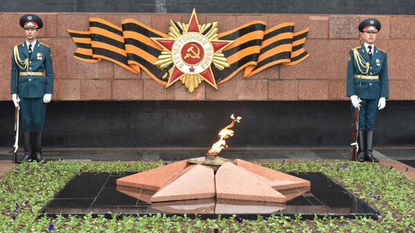 Митинг в честь 80-й годовщины победы советских войск в Сталинградской битве в Душанбе - Sputnik Тоҷикистон
