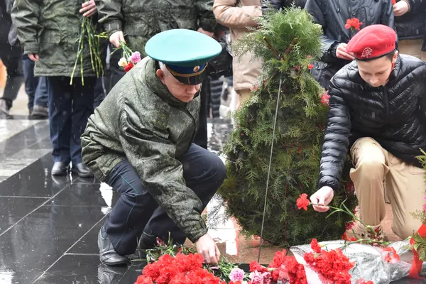 Дар кишвар ба шарафи онҳо садҳо муҷассама ва обелискҳо қомат афрохта, дар Боғи ғалабаи Душанбе хиёбони қаҳрамонон кушода шудааст - Sputnik Тоҷикистон