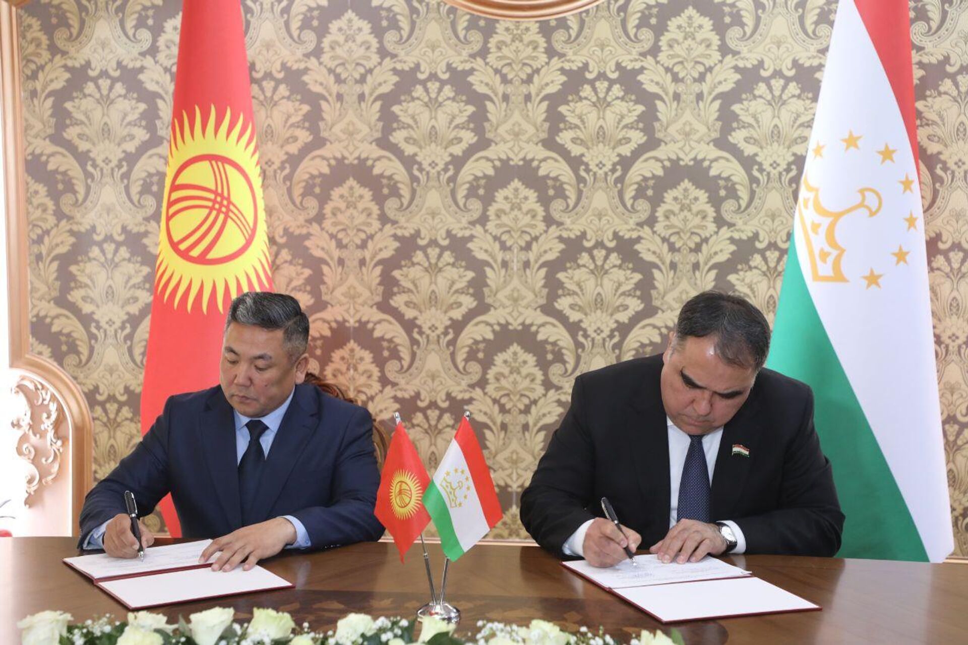 Переговоры делегаций Таджикистана и Кыргызстана - Sputnik Таджикистан, 1920, 02.02.2023