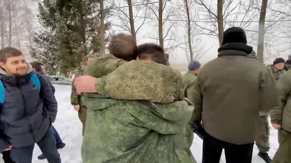 Кадры возвращения российских военных, освобожденных из украинского плена - Sputnik Тоҷикистон