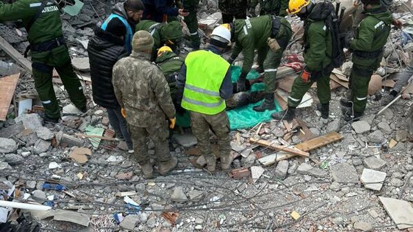 Таджикские спасатели разбирают завалы разрушенных зданий в турецкой провинции Кахраманмараш - Sputnik Тоҷикистон