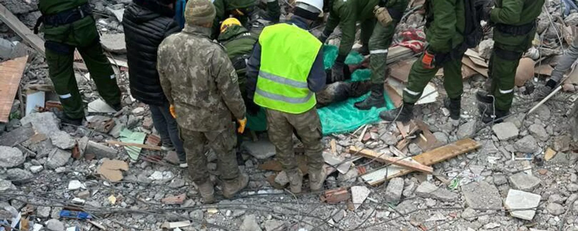 Таджикские спасатели разбирают завалы разрушенных зданий в турецкой провинции Кахраманмараш - Sputnik Тоҷикистон, 1920, 11.02.2023