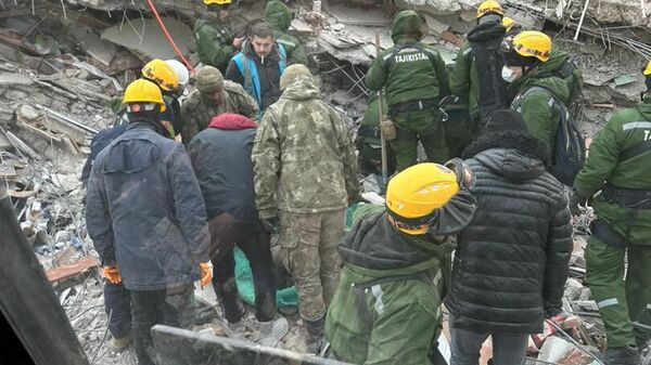 Таджикские спасатели разбирают завалы разрушенных зданий в турецкой провинции Кахраманмараш - Sputnik Таджикистан