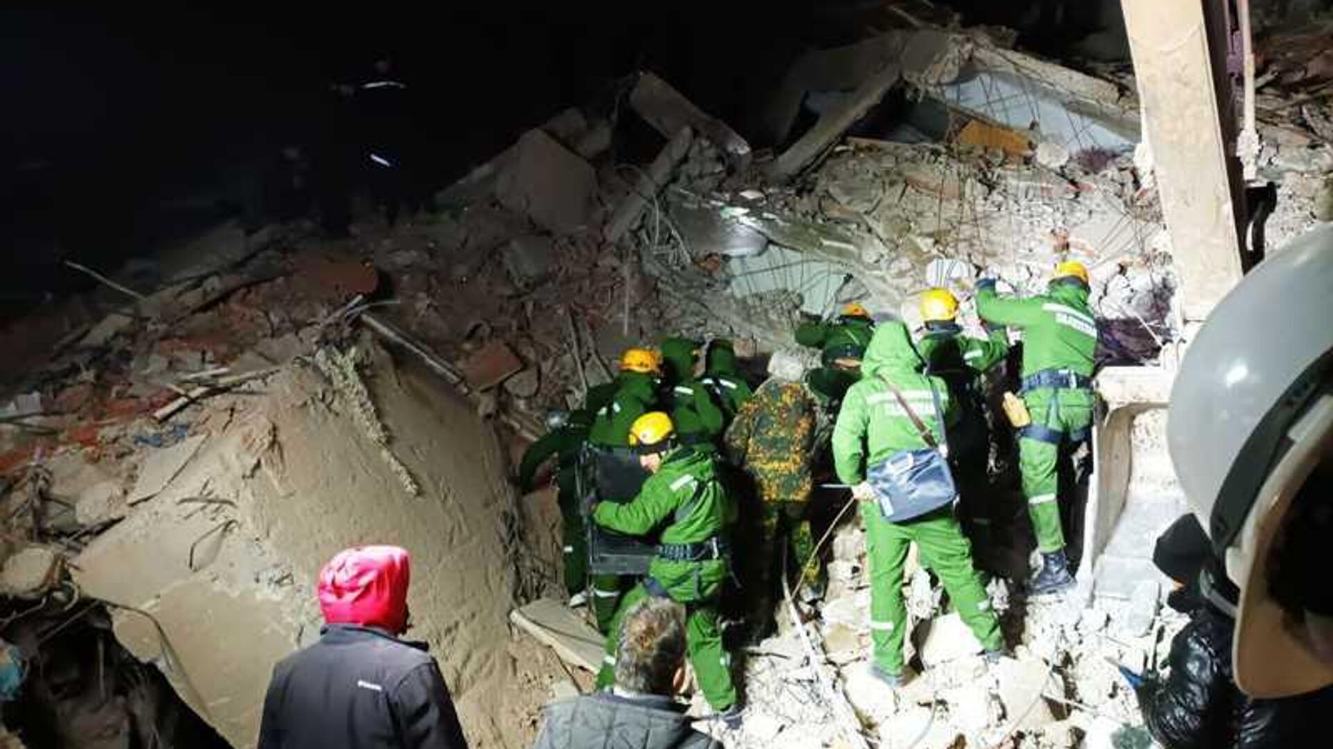 Таджикские спасатели разбирают завалы разрушенных зданий в турецкой провинции Кахраманмараш - Sputnik Тоҷикистон, 1920, 23.02.2023