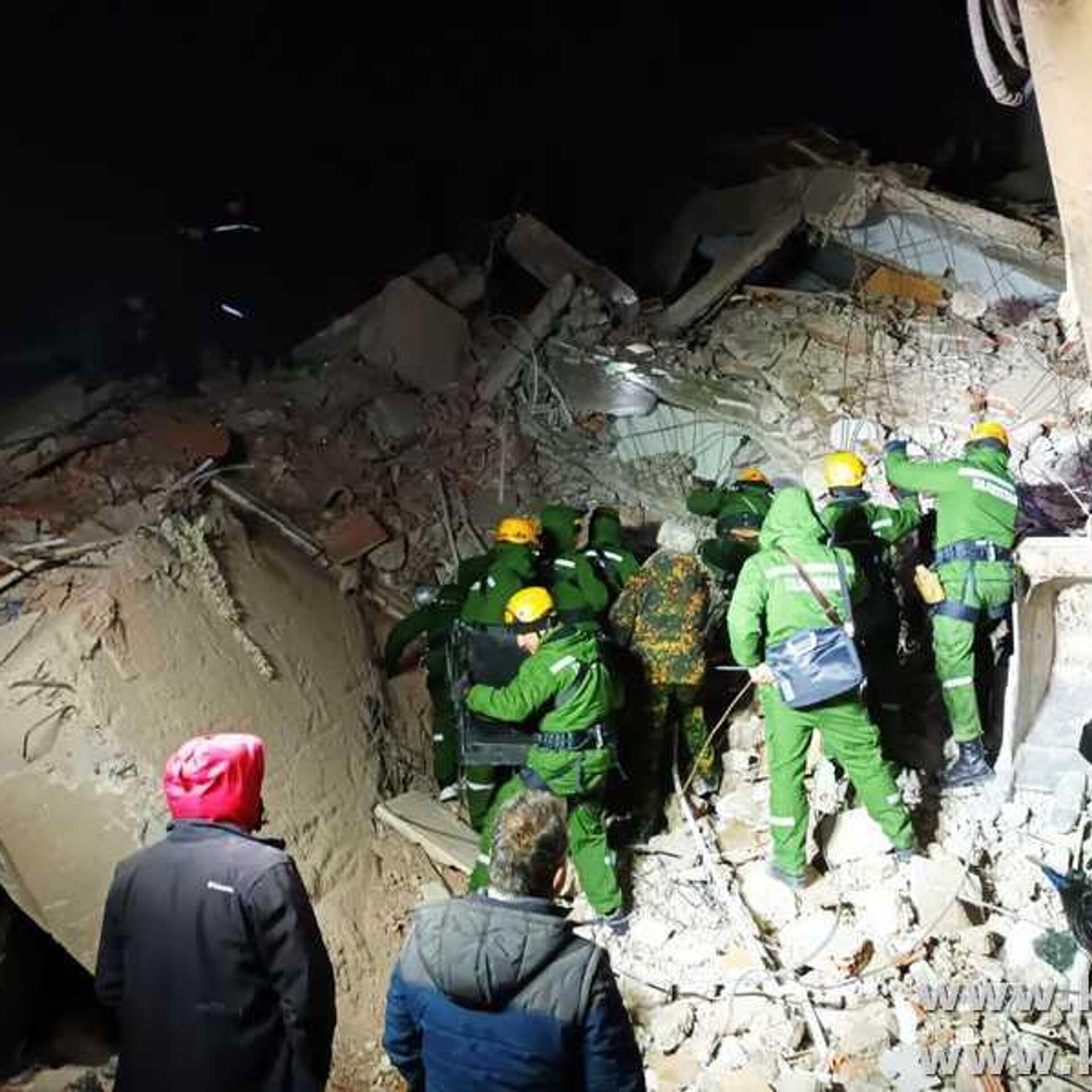 Таджики спасли. Спасатели КЧС Таджикистана. Землетрясение в Турции спасатели. Турция землетрясение спасенные.