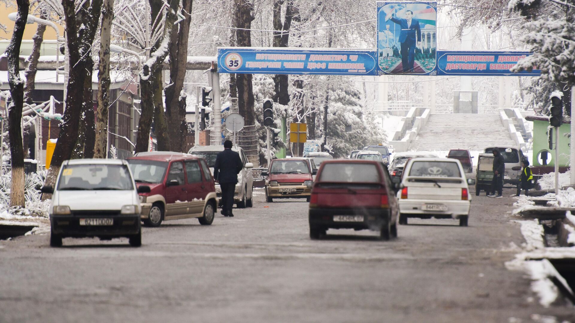 Снегопад в городе Регар  - Sputnik Таджикистан, 1920, 23.02.2023