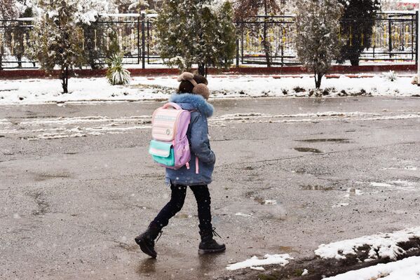 Поэтому всем желающим насладиться снежными пейзажами следует поторопиться. - Sputnik Таджикистан