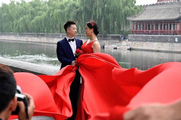 Молодая пара позирует во время фестиваля Цисицзе, также известного, как китайский день влюбленных. Он, кстати, празднуется в Китае в августе. - Sputnik Таджикистан