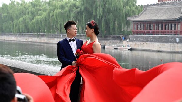 Пара позирует для свадебных фотографий во время фестиваля, Китай - Sputnik Таджикистан