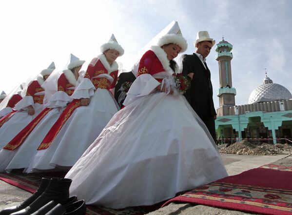 Молодожены перед мусульманским обрядом бракосочетания и молитвы в мечети в Бишкеке.  - Sputnik Таджикистан