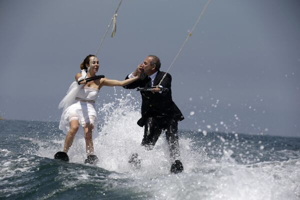 Необычная ливанская свадьба. Пара решила отпраздновать тожество прокатом на водных лыжах прямо в свадебной одежде. - Sputnik Таджикистан
