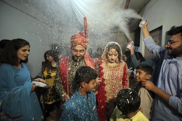 В пакистанском Исламабаде во время праздника не обходится без ярких красок. На головы возлюбленных падают не только лепестки цветов, но и искусственный снег.    - Sputnik Таджикистан