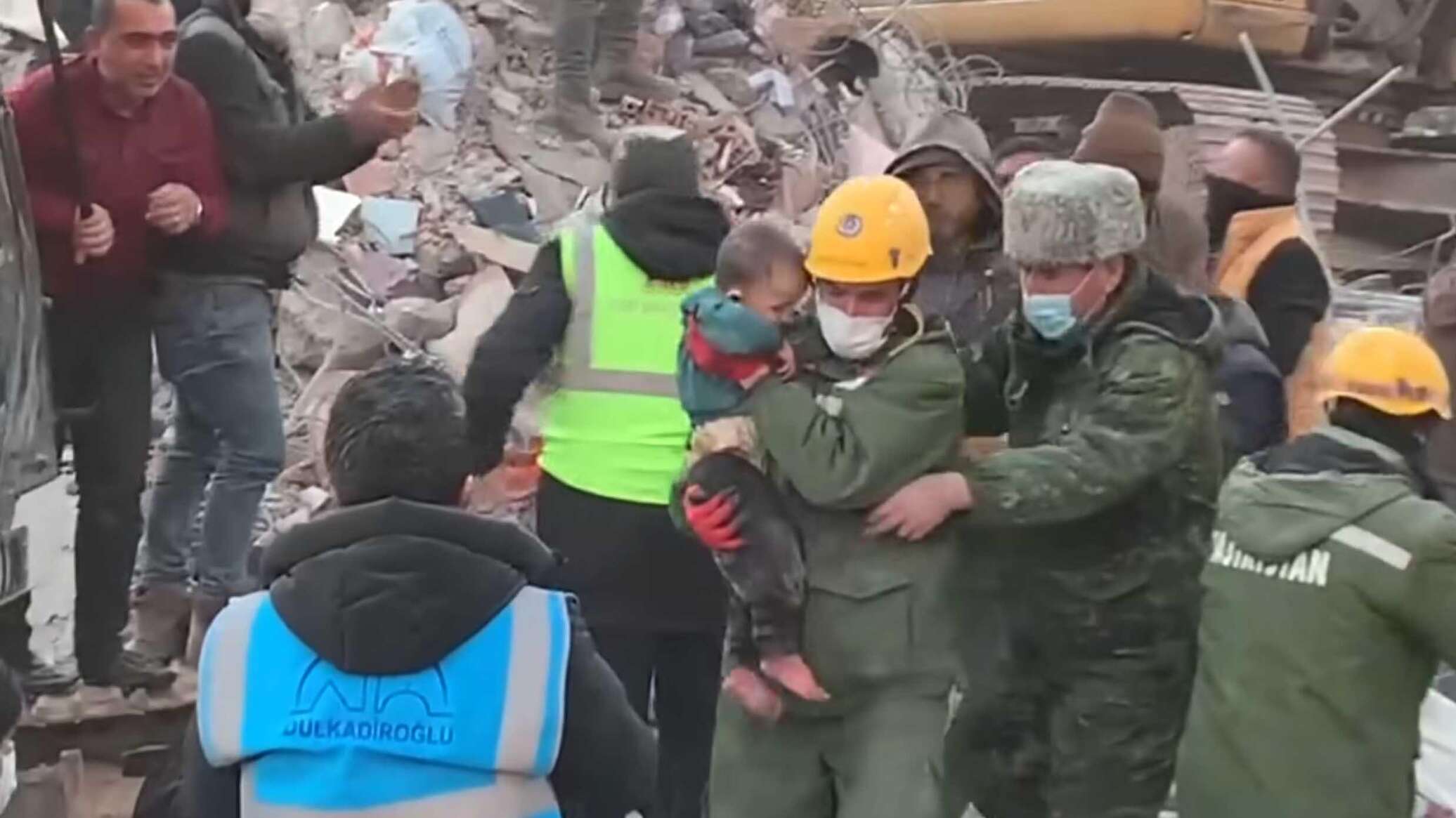 Таджики спасли. Спасатели Таджикистан. В Турции из-под руин таджикские спасатели вызволили двоих живых детей. Спасатели из под обломков. Спасатели фото.