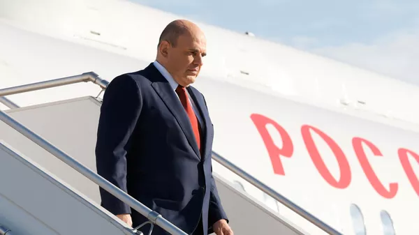Премьер-министр РФ М. Мишустин спускается по трапу - Sputnik Тоҷикистон