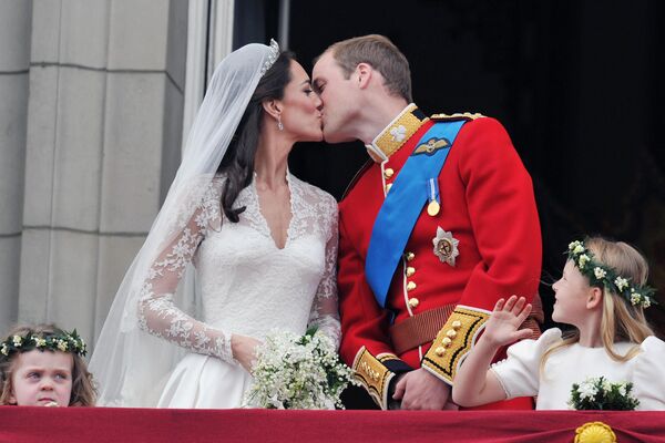 Принц Уильям и его жена Кейт Миддлтон целуются на балконе Букингемского дворца в Лондоне после свадьбы в Вестминстерском аббатстве. - Sputnik Таджикистан