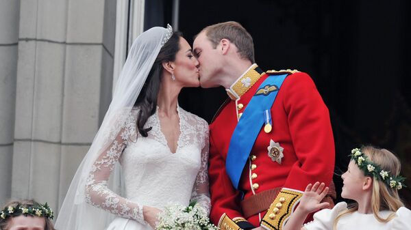 Принц Уильям и его жена Кейт Миддлтон целуются на балконе Букингемского дворца в Лондоне, Великобритания - Sputnik Таджикистан