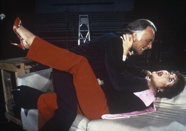 Элизабет Тейлор и Ричард Бертон позируют во время репетиции спектакля Ноэля Кауарда &quot;Частная жизнь&quot; в марте 1983 года в Нью-Йорке. - Sputnik Таджикистан