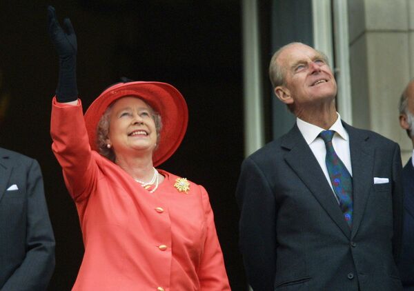 Королева Великобритании Елизавета II и принц Филипп на балконе Букингемского дворца в Лондоне. Елизавета II празднует 50 лет пребывания на троне. - Sputnik Таджикистан