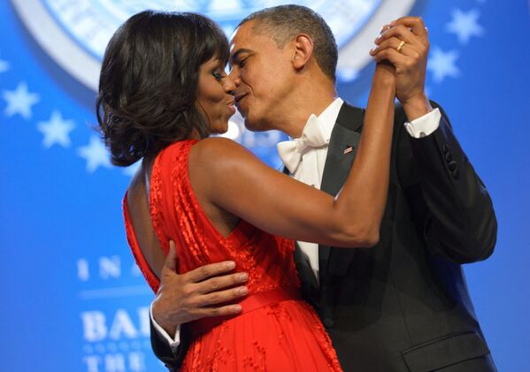 Президент США Барак Обама и первая леди Мишель Обама танцуют во время инаугурации. - Sputnik Таджикистан