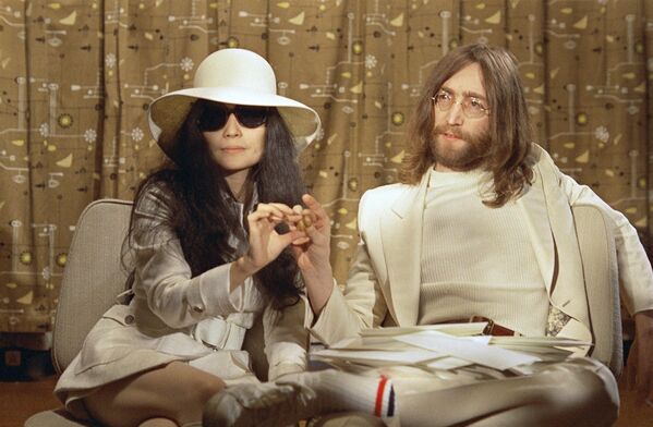 Музыкант Джон Леннон и его жена Йоко Оно во время пресс-конференции. - Sputnik Таджикистан