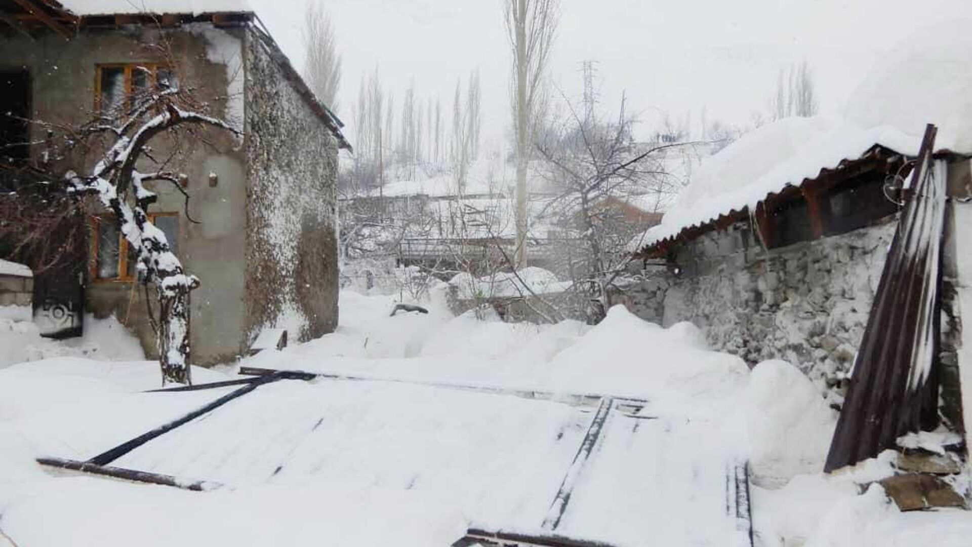 Последствия схода снежной лавины на городе Хорог - Sputnik Таджикистан, 1920, 17.02.2023