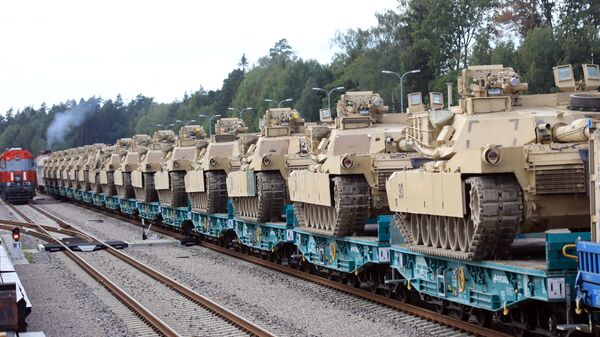 Танки Abrams армии США 2-й бригады 69-го полка 2-го батальона на железнодорожной станции в Литве - Sputnik Таджикистан