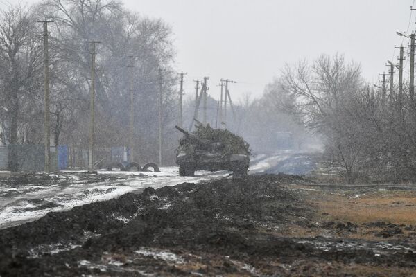 Амалиёти низомии танки Т-72 неруҳои мусаллаҳи Русия дар бахши ҷанубии амалиёти низомии вижа - Sputnik Тоҷикистон
