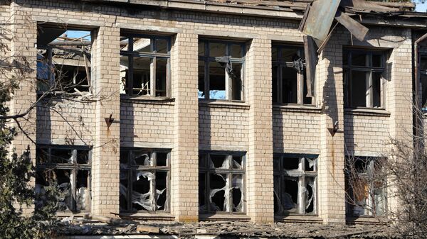 Последствия попадания ракеты ВСУ в здание бывшей школы в Володарском - Sputnik Таджикистан