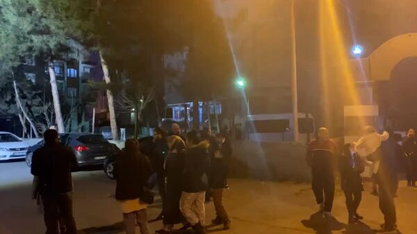 Люди на улице в турецкой провинции Хатай после новых подземных толчков - Sputnik Таджикистан