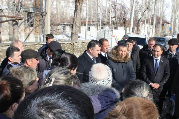 Расулзода ҳамчунин бо сокинони шаҳри Хоруғ суҳбат анҷом додааст. Аз ҷумла онҳое, ки наздиконашонро аз даст додаанд. Расулзода ҳамчунин бо сокинони шаҳри Хоруғ суҳбат анҷом додааст. Аз ҷумла онҳое, ки наздиконашонро аз даст додаанд. - Sputnik Тоҷикистон