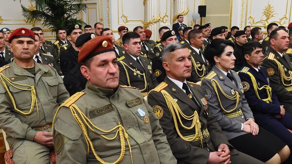 Рахмон наградил военнослужащих в честь 23 февраля - Sputnik Таджикистан