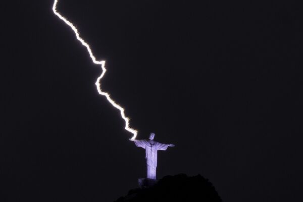 Эффектный разряд удалось запечатлеть в Рио-де-Жанейро в феврале 2023 года. Разряд бьет в руку статуи Христа Искупителя.  - Sputnik Таджикистан