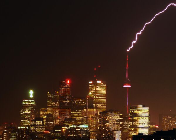 Телевизионная башня Си-Эн Тауэр в Торонто - еще один объект, который ежегодно ловит сотни разрядов разной силы.  - Sputnik Таджикистан